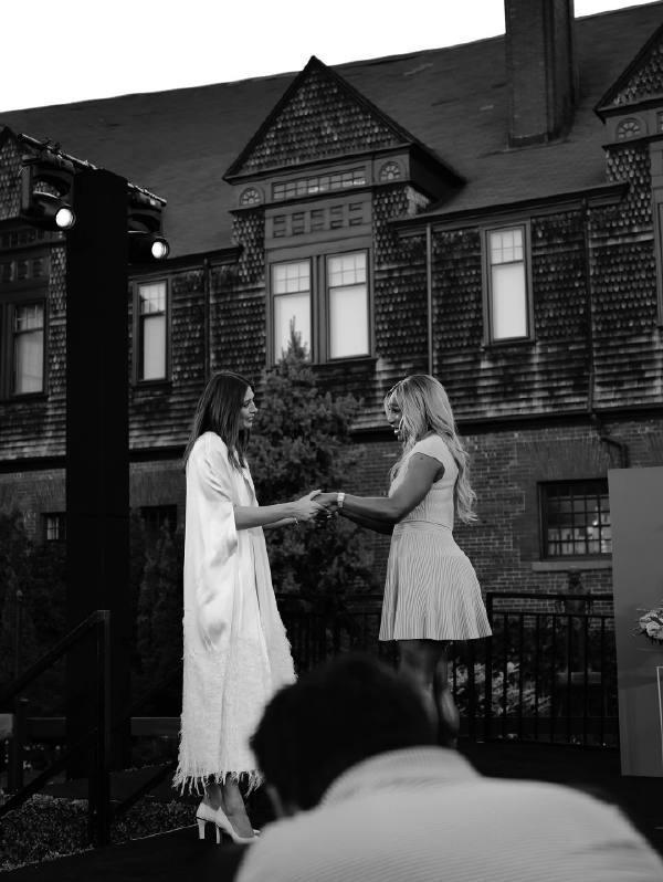 莎拉波娃正式入驻名人堂，小威作为引荐人发表演讲